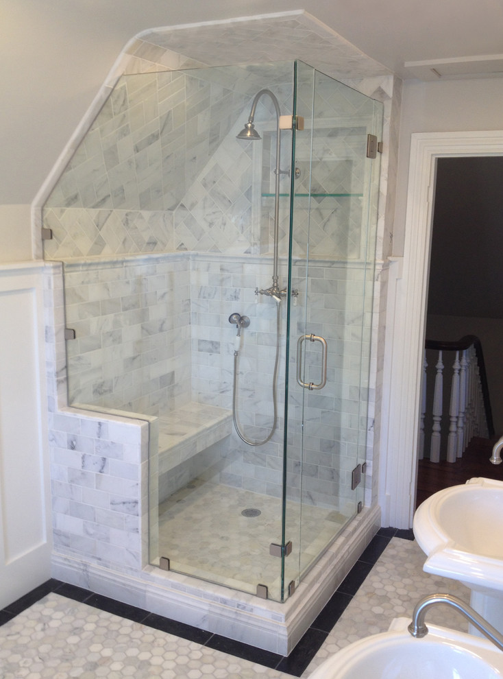Idee per una stanza da bagno minimalista con doccia alcova