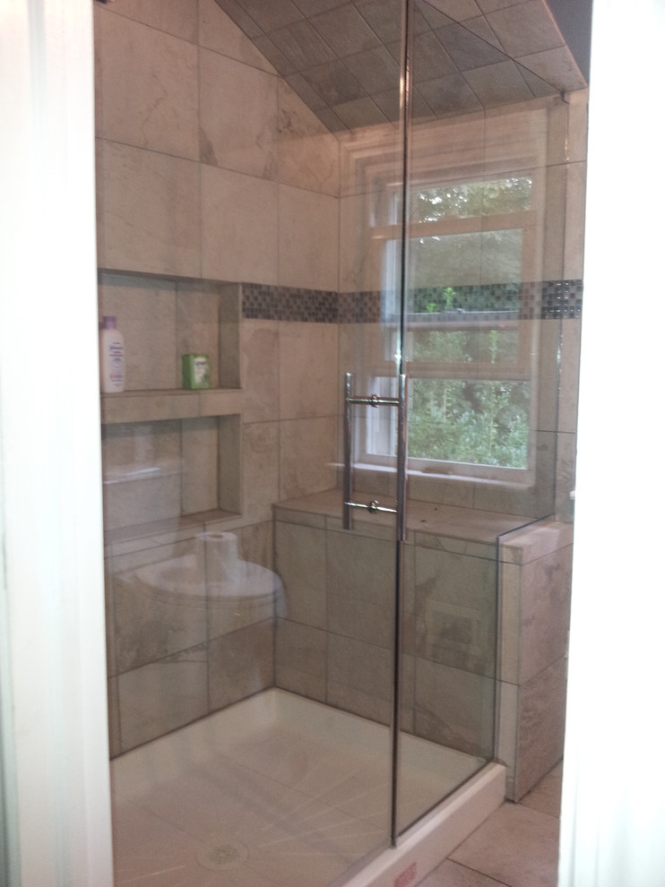 Inspiration för ett medelhavsstil badrum, med en dusch i en alkov