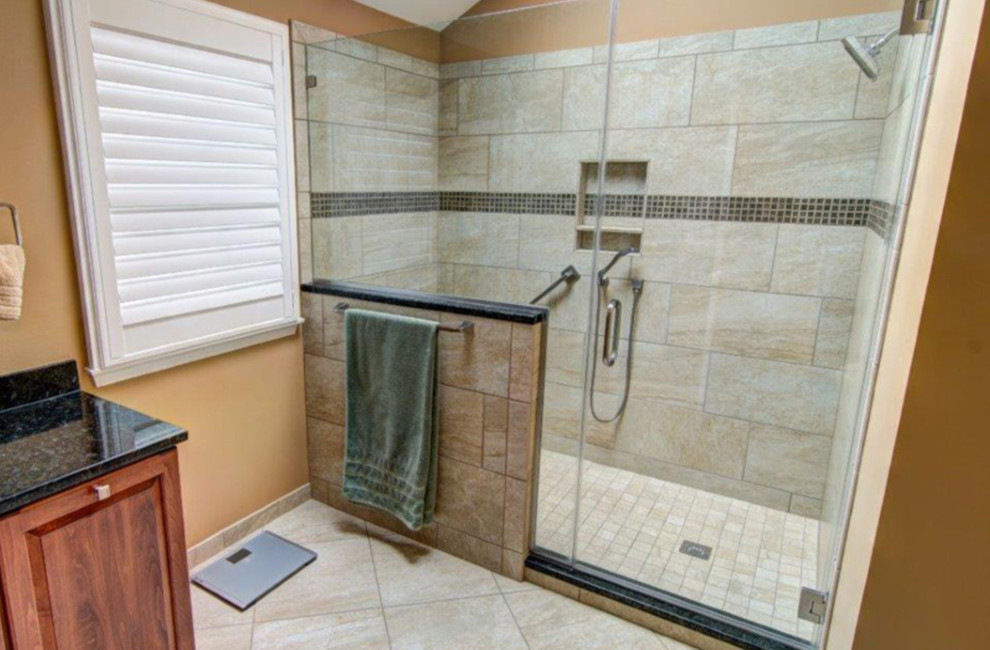 Стильный дизайн: маленькая ванная комната в классическом стиле с фасадами с выступающей филенкой, темными деревянными фасадами, душем в нише, раздельным унитазом, бежевой плиткой, керамической плиткой, желтыми стенами, полом из керамической плитки, душевой кабиной, врезной раковиной, столешницей из гранита, бежевым полом и душем с распашными дверями для на участке и в саду - последний тренд