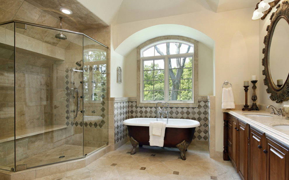 Exempel på ett litet klassiskt en-suite badrum, med luckor med upphöjd panel, vita skåp, ett badkar med tassar, en dusch i en alkov, en toalettstol med separat cisternkåpa, beige kakel, keramikplattor, vita väggar, klinkergolv i keramik, ett undermonterad handfat, granitbänkskiva, beiget golv och dusch med gångjärnsdörr