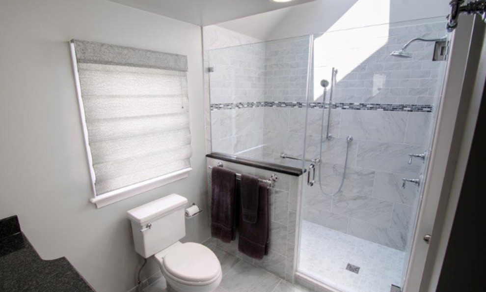 Cette image montre une petite salle de bain traditionnelle avec WC séparés, un carrelage blanc, du carrelage en marbre, un mur blanc, un sol en marbre, un plan de toilette en surface solide, un sol blanc et une cabine de douche à porte battante.