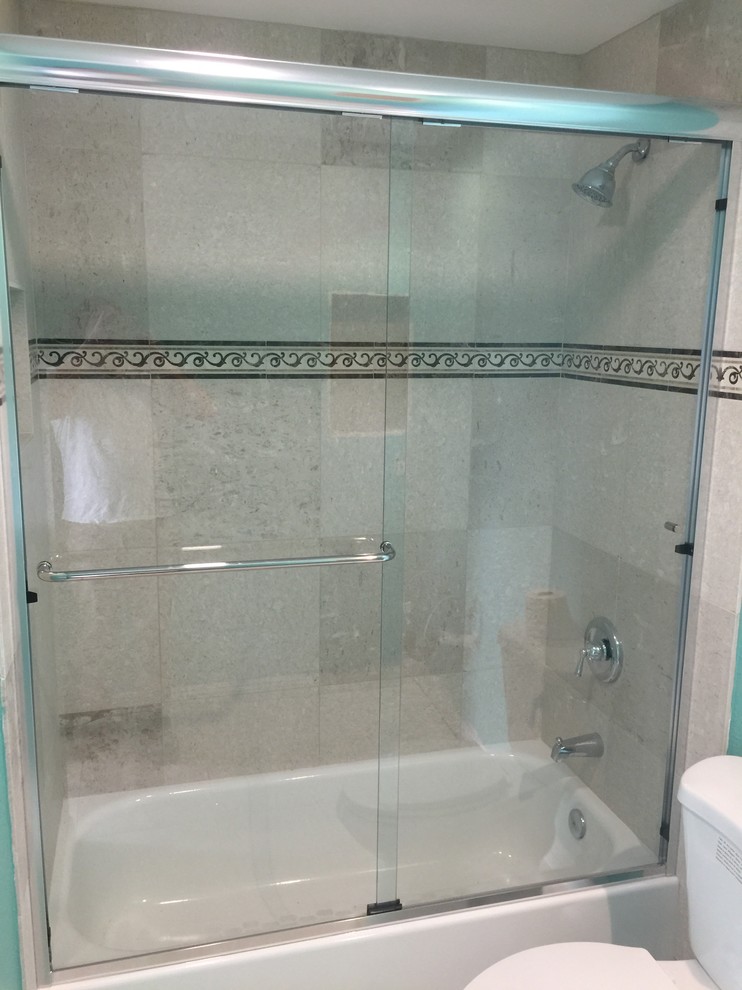 Mittelgroßes Klassisches Duschbad mit Whirlpool, offener Dusche, beigen Fliesen, Steinfliesen und Travertin in Orange County