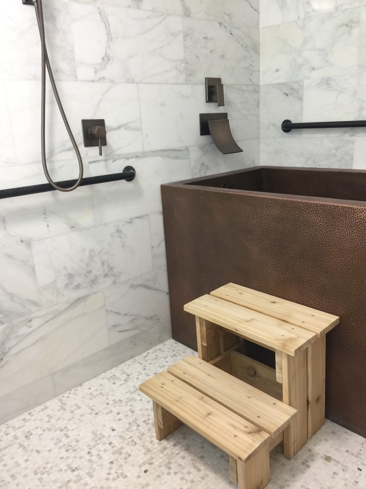 Idee per una stanza da bagno con doccia minimal di medie dimensioni con vasca freestanding, piastrelle grigie, piastrelle bianche, piastrelle di marmo, pareti grigie, pavimento con piastrelle a mosaico e pavimento grigio