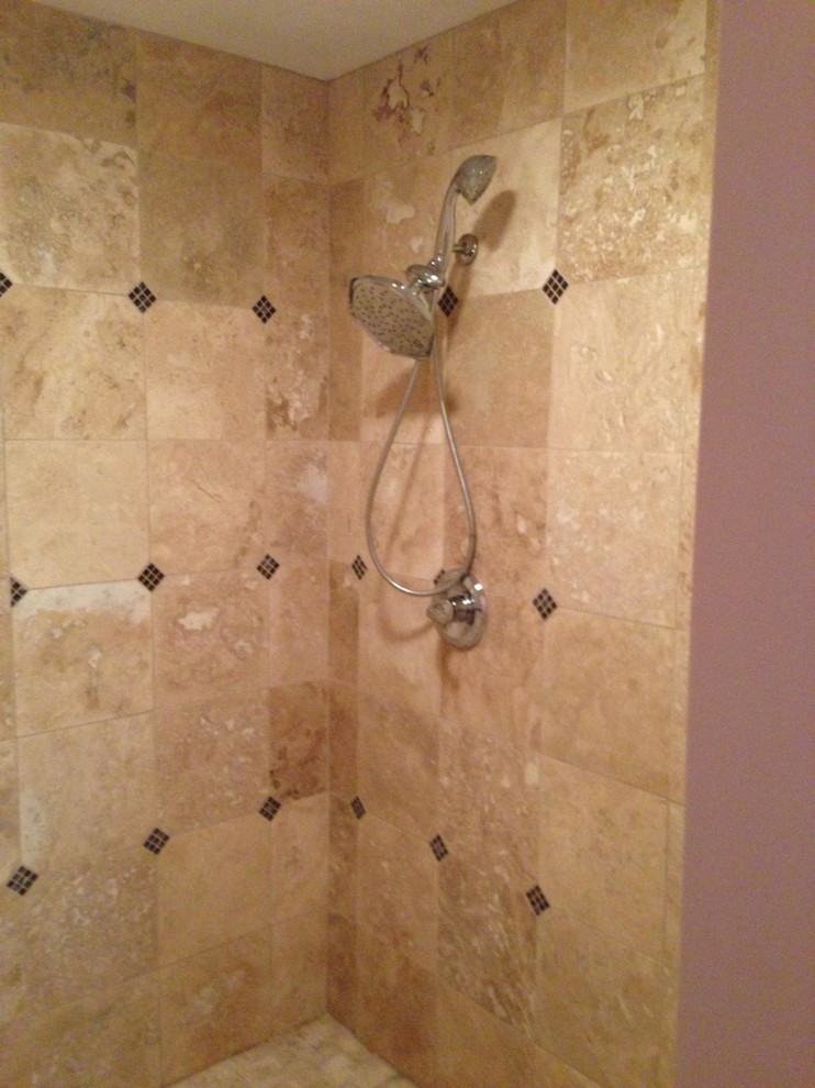 Idéer för att renovera ett funkis badrum, med en dusch i en alkov och stenkakel