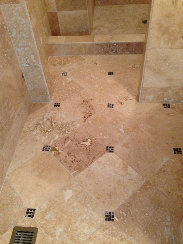 Imagen de cuarto de baño actual con ducha empotrada y baldosas y/o azulejos de piedra