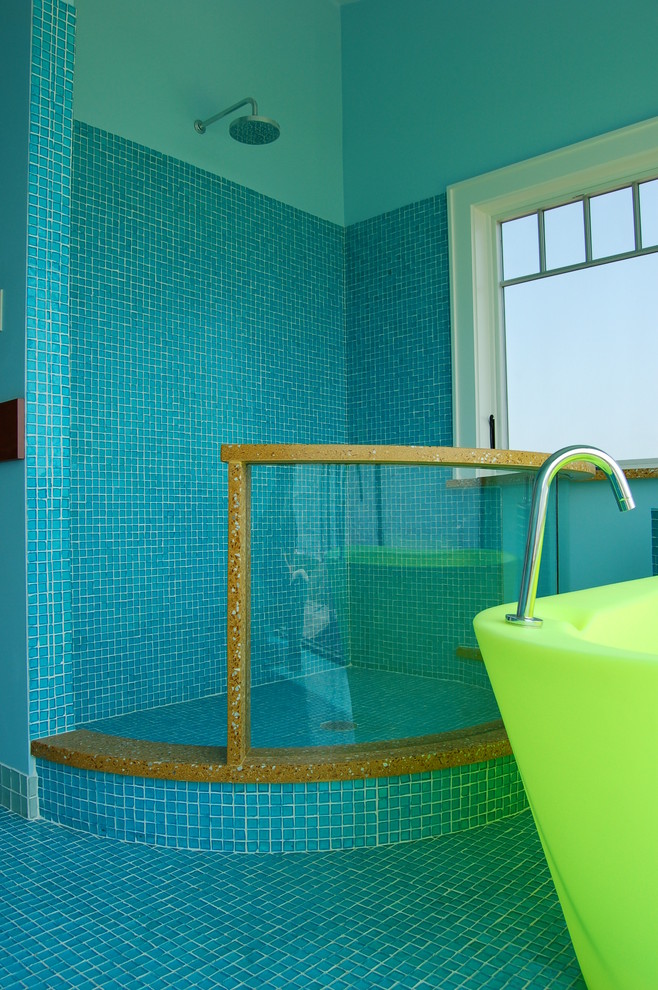 Cette photo montre une salle de bain tendance avec mosaïque, une douche ouverte et aucune cabine.