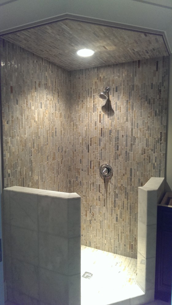 Modelo de cuarto de baño contemporáneo con ducha esquinera y baldosas y/o azulejos multicolor