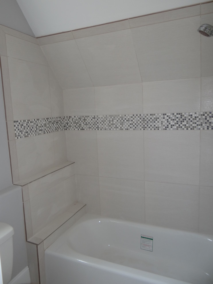 Imagen de cuarto de baño actual con combinación de ducha y bañera, baldosas y/o azulejos beige y baldosas y/o azulejos de porcelana