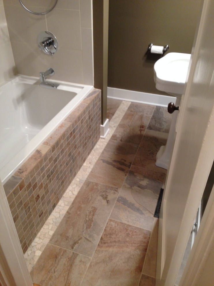 Стильный дизайн: ванная комната в стиле неоклассика (современная классика) с разноцветной плиткой и полом из керамической плитки - последний тренд