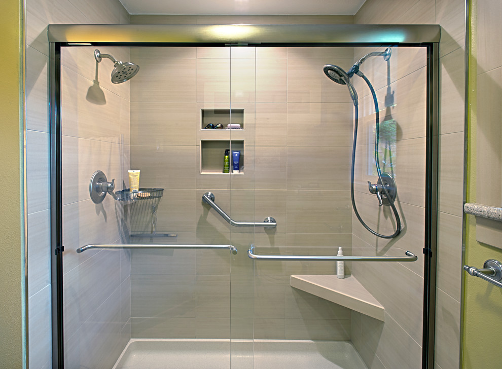 Inspiration för ett vintage badrum, med en dusch i en alkov och beige kakel