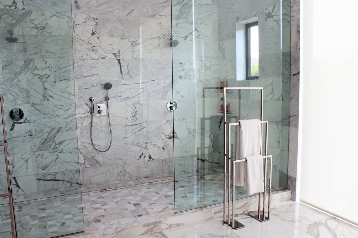 Großes Modernes Badezimmer En Suite mit Eckdusche, weißen Fliesen, Marmorfliesen, weißer Wandfarbe, Marmorboden, weißem Boden und offener Dusche in Los Angeles