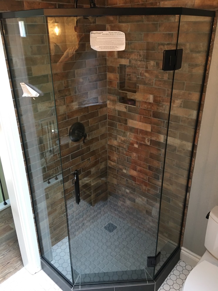 На фото: маленькая главная ванная комната в стиле рустика с угловым душем, коричневой плиткой, каменной плиткой, полом из керамической плитки, белым полом и душем с распашными дверями для на участке и в саду с