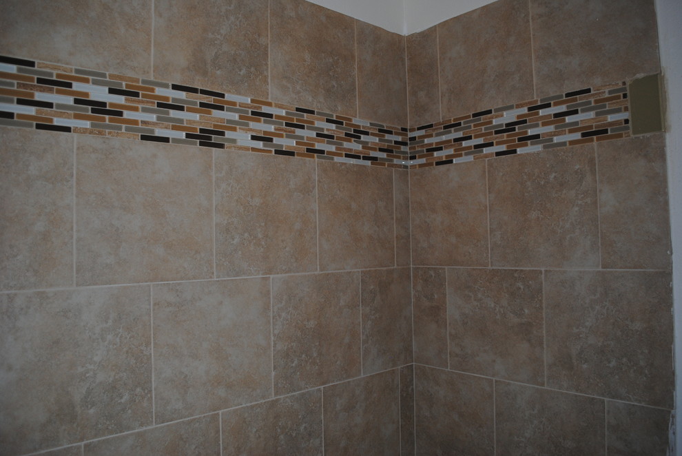 Immagine di una stanza da bagno minimalista di medie dimensioni con vasca/doccia, piastrelle multicolore e piastrelle in gres porcellanato