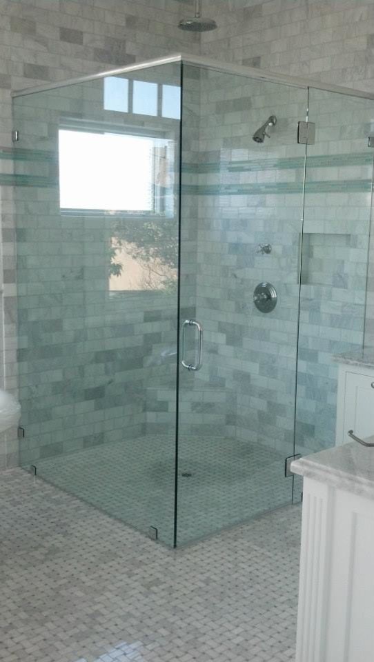 Idée de décoration pour une petite salle de bain principale design avec une douche d'angle, un carrelage gris et des carreaux de céramique.