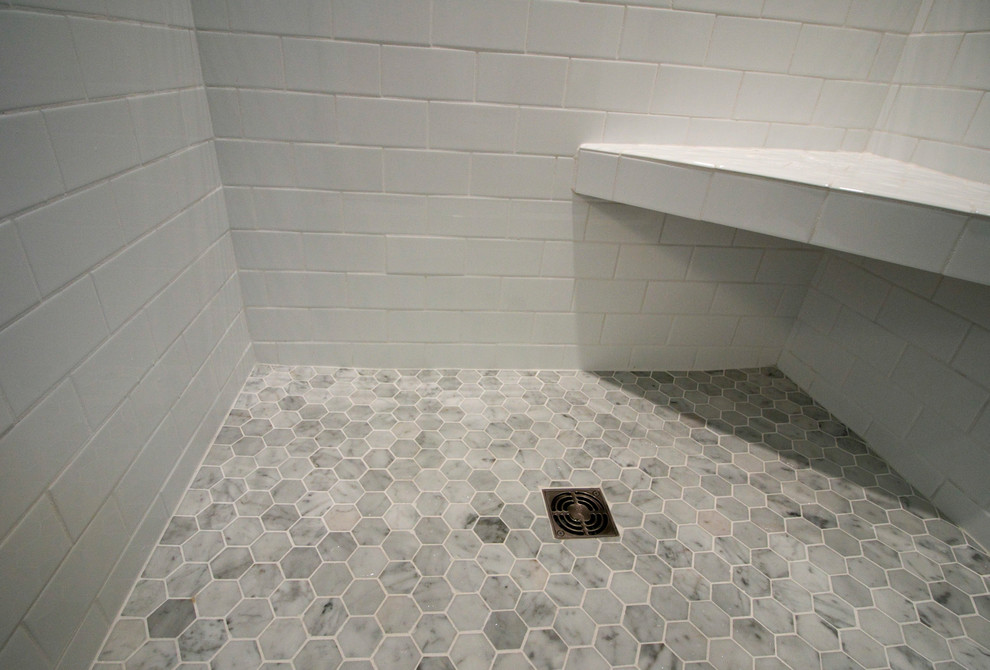 Foto di una piccola stanza da bagno con doccia minimalista con ante bianche, top in quarzo composito, doccia alcova, piastrelle bianche, piastrelle in ceramica, pareti verdi e pavimento in legno massello medio