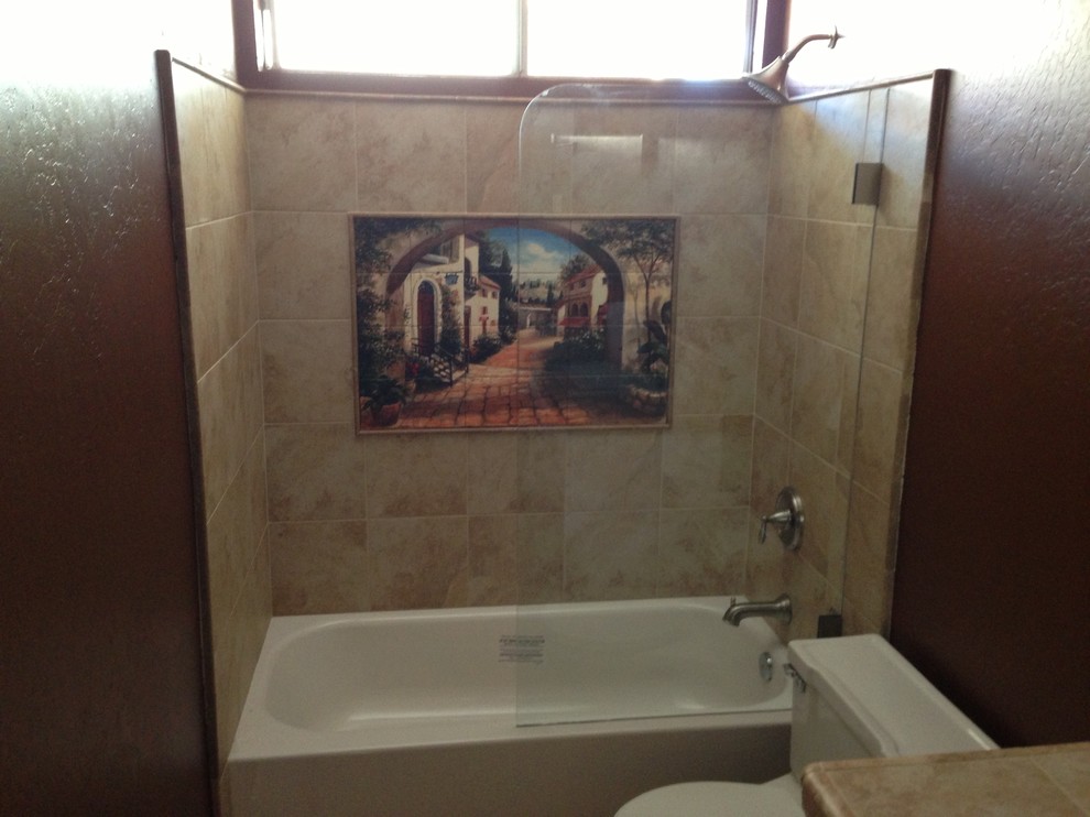 Inspiration för ett rustikt badrum, med ett badkar i en alkov och en dusch/badkar-kombination