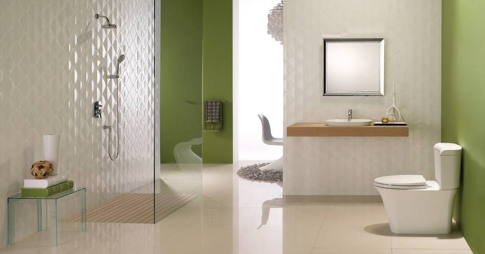 Großes Modernes Duschbad mit bodengleicher Dusche, Wandtoilette mit Spülkasten, weißen Fliesen, grüner Wandfarbe, Porzellan-Bodenfliesen, Aufsatzwaschbecken, Waschtisch aus Holz, beigem Boden und offener Dusche in San Luis Obispo