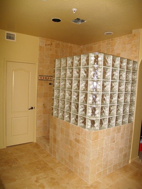 Foto de cuarto de baño tradicional grande con ducha doble y baldosas y/o azulejos beige