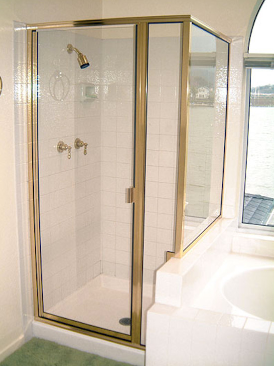 Modelo de cuarto de baño tradicional renovado con ducha esquinera y paredes blancas