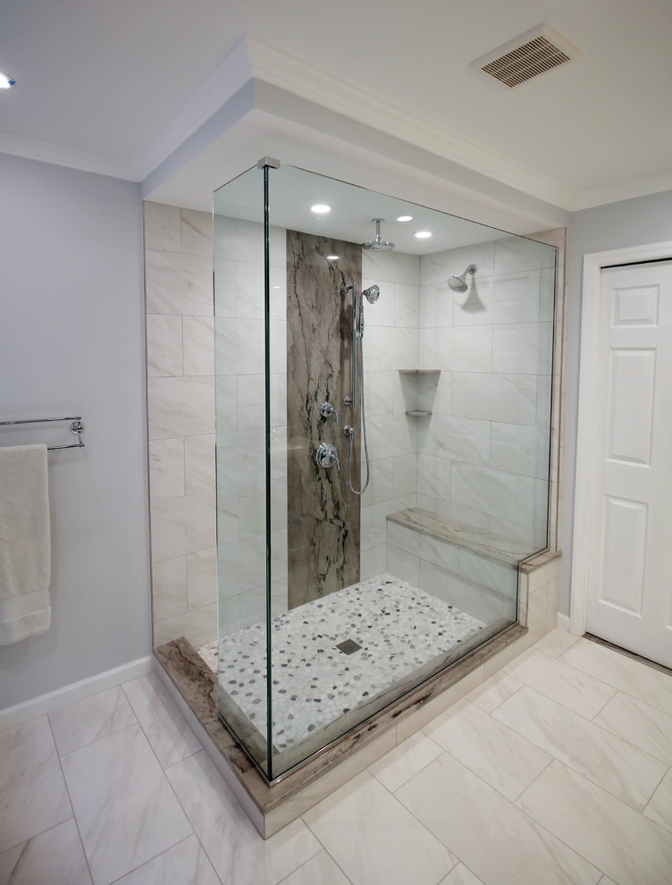 На фото: большая главная ванная комната в стиле неоклассика (современная классика) с отдельно стоящей ванной, угловым душем, белой плиткой, керамогранитной плиткой, синими стенами, полом из галечной плитки, белым полом и открытым душем с