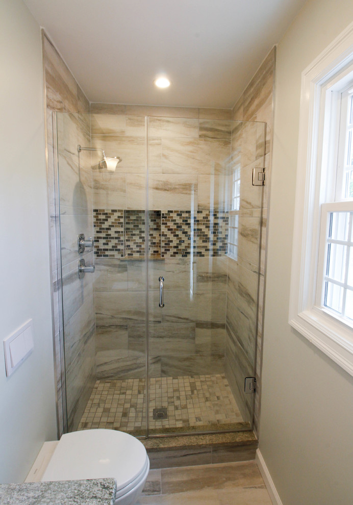 Esempio di una stanza da bagno padronale chic di medie dimensioni con doccia alcova e porta doccia a battente