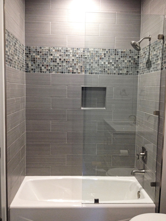 Idee per una stanza da bagno moderna con piastrelle grigie e piastrelle in gres porcellanato