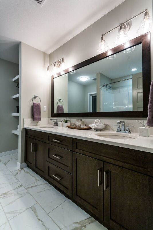 Diseño de cuarto de baño tradicional renovado de tamaño medio con armarios estilo shaker, puertas de armario de madera en tonos medios, sanitario de una pieza, paredes grises, suelo de mármol, aseo y ducha, lavabo bajoencimera y encimera de cuarzo compacto