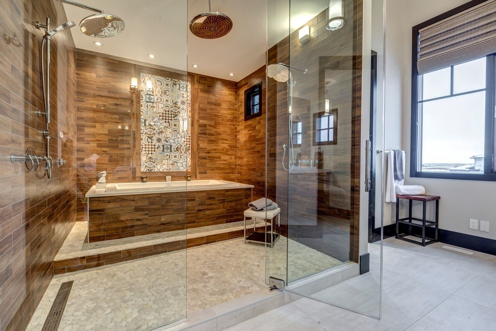 Diseño de cuarto de baño principal actual grande con bañera encastrada, ducha doble, ducha con puerta con bisagras, paredes blancas y suelo gris