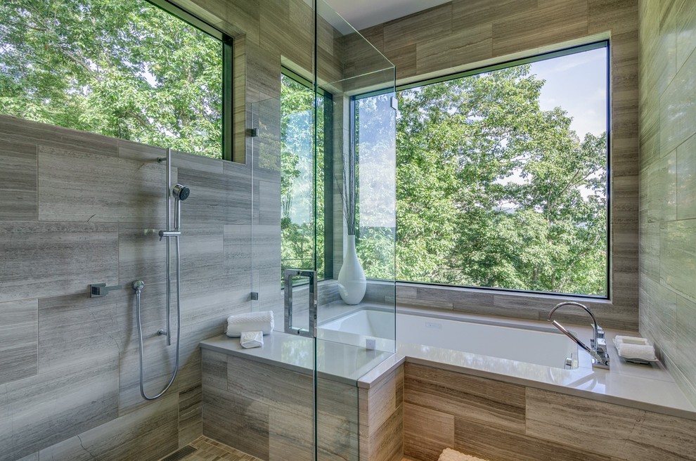 Foto de cuarto de baño contemporáneo con bañera encastrada sin remate, ducha a ras de suelo, baldosas y/o azulejos beige y ducha con puerta con bisagras