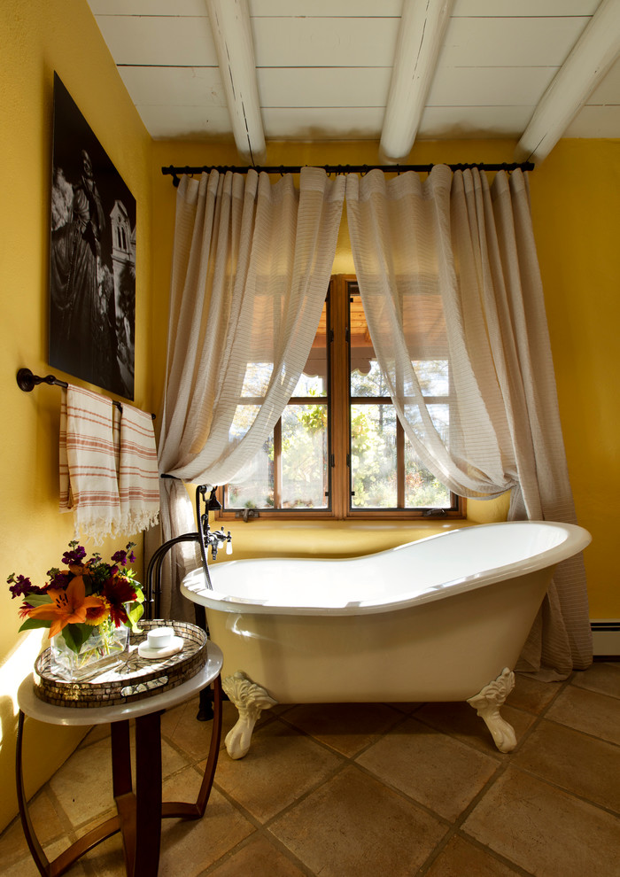 Foto di una stanza da bagno padronale tradizionale di medie dimensioni con doccia aperta, pareti gialle e vasca con piedi a zampa di leone