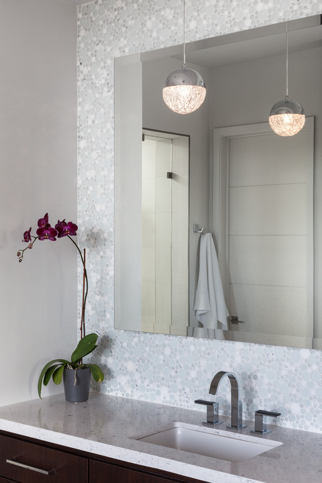 Esempio di una grande stanza da bagno padronale classica con lavabo sottopiano, ante lisce, ante in legno scuro, top in quarzo composito, piastrelle bianche, piastrelle di vetro, pareti bianche e pavimento in marmo