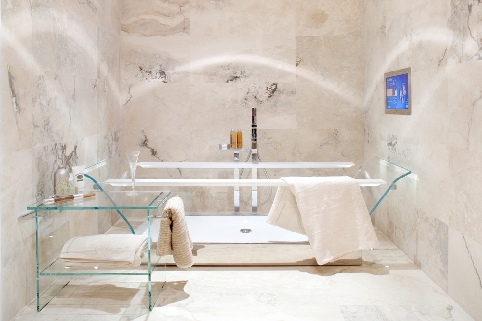 Réalisation d'une salle de bain beige et blanche design avec une baignoire indépendante.