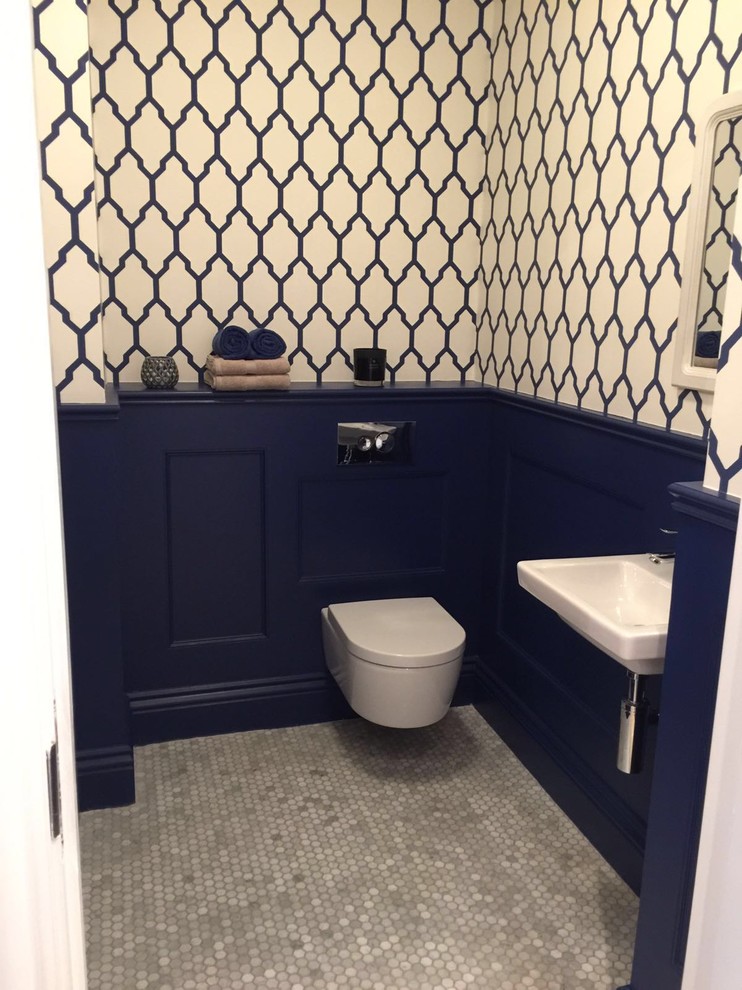 Immagine di una stanza da bagno con pareti blu e pavimento con piastrelle a mosaico
