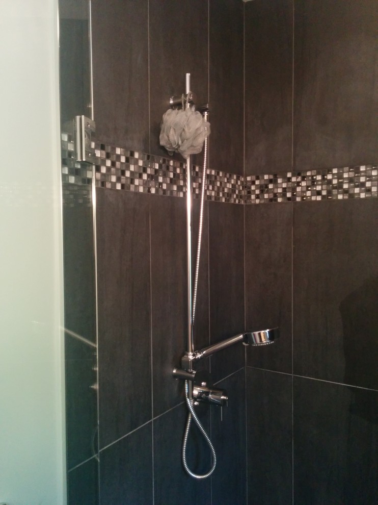 Inspiration för små moderna badrum med dusch, med luckor med infälld panel, vita skåp, en hörndusch, en toalettstol med hel cisternkåpa, ett fristående handfat och bänkskiva i akrylsten