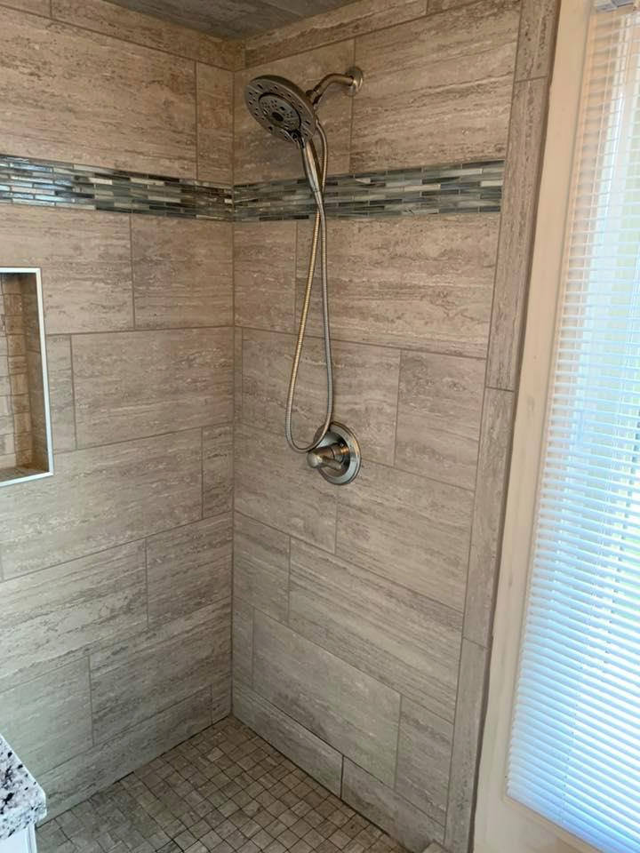Inredning av ett klassiskt mellanstort grå grått en-suite badrum, med luckor med infälld panel, vita skåp, en öppen dusch, en toalettstol med separat cisternkåpa, vit kakel, keramikplattor, vita väggar, ett undermonterad handfat, granitbänkskiva, grått golv och dusch med skjutdörr