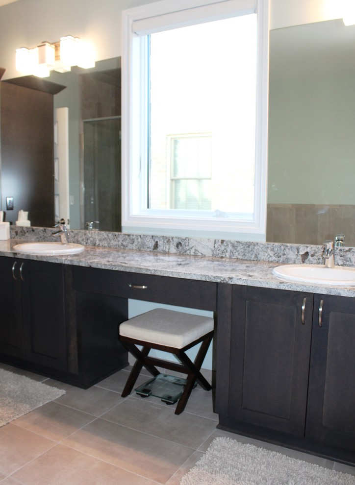 Idéer för att renovera ett stort eklektiskt brun brunt en-suite badrum, med släta luckor, skåp i mörkt trä och granitbänkskiva