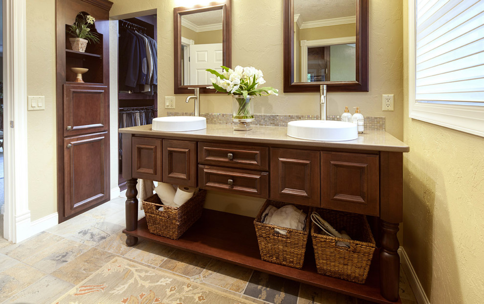 Esempio di una stanza da bagno padronale tradizionale di medie dimensioni con ante con riquadro incassato, ante in legno bruno, pareti beige, pavimento con piastrelle in ceramica, lavabo a bacinella e pavimento beige