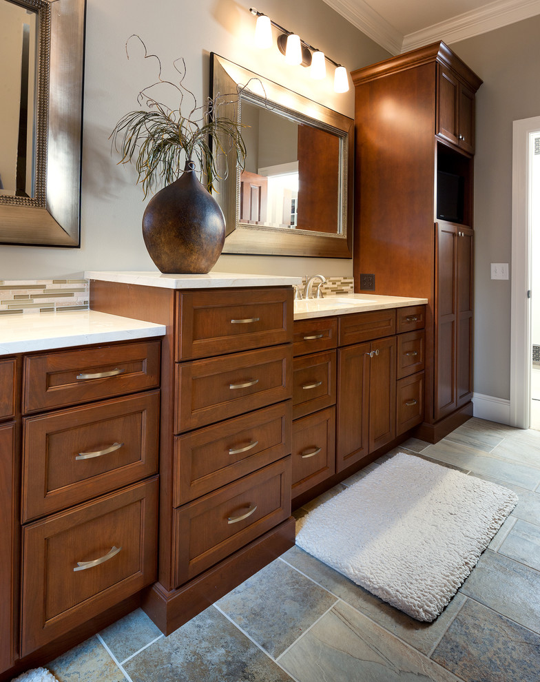 Showplace Wood Products Photo Gallery Clásico Cuarto de baño