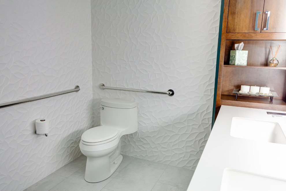 Idées déco pour une salle de bain principale contemporaine en bois foncé de taille moyenne avec un lavabo encastré, un placard à porte affleurante, WC à poser, un carrelage blanc, des carreaux de porcelaine et un plan de toilette en quartz modifié.