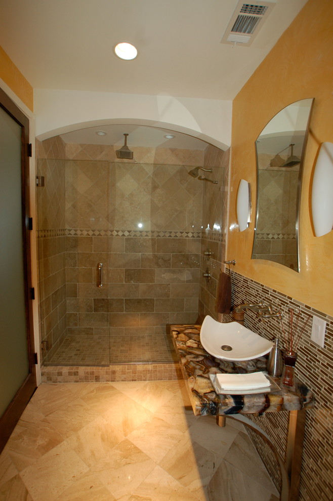 Bild på ett mellanstort orientaliskt badrum med dusch, med en dusch i en alkov, stenkakel, gula väggar, ett fristående handfat, öppna hyllor, en toalettstol med hel cisternkåpa och klinkergolv i porslin