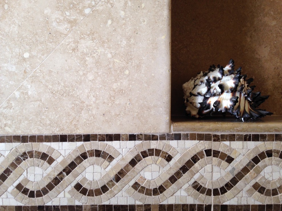 Foto de cuarto de baño principal mediterráneo pequeño con encimera de granito, baldosas y/o azulejos beige, baldosas y/o azulejos de piedra y suelo con mosaicos de baldosas