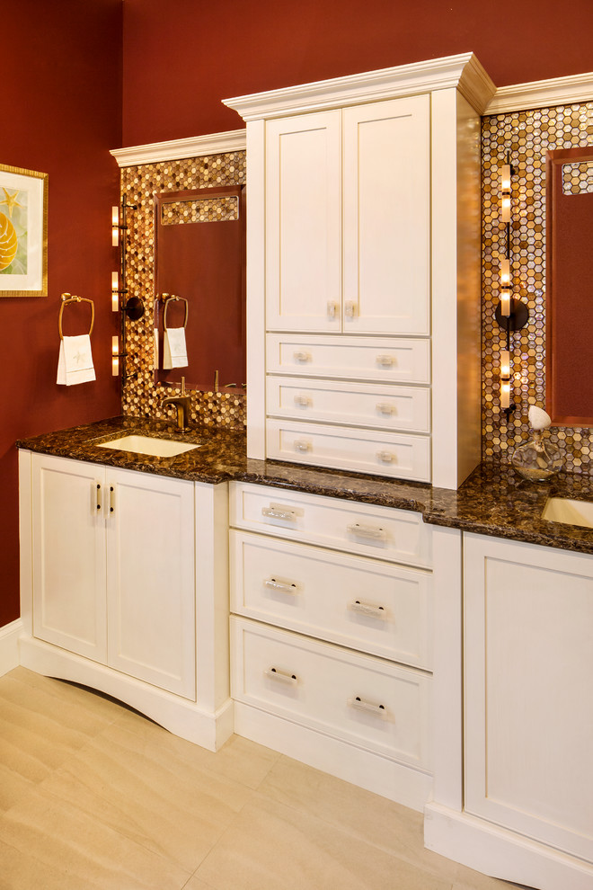 Источник вдохновения для домашнего уюта: ванная комната в стиле неоклассика (современная классика) с фасадами в стиле шейкер, белыми фасадами, разноцветной плиткой, плиткой мозаикой, красными стенами, врезной раковиной, бежевым полом и коричневой столешницей
