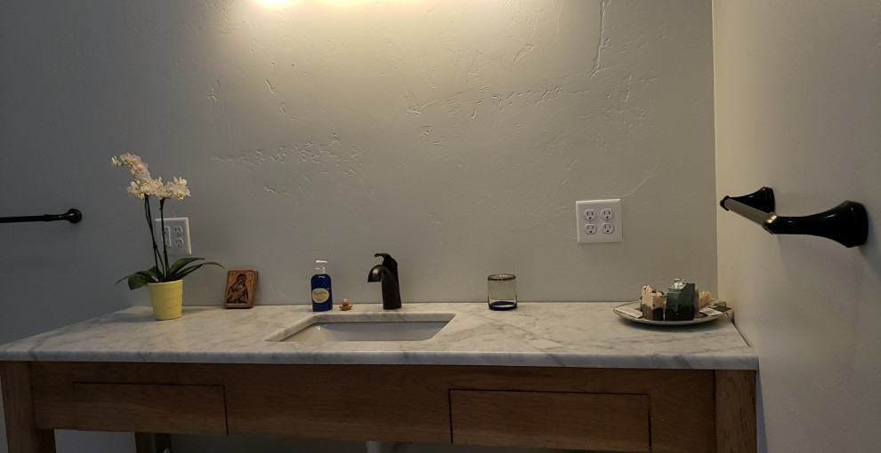 Imagen de cuarto de baño único de estilo de casa de campo con paredes grises, lavabo bajoencimera y encimera de granito