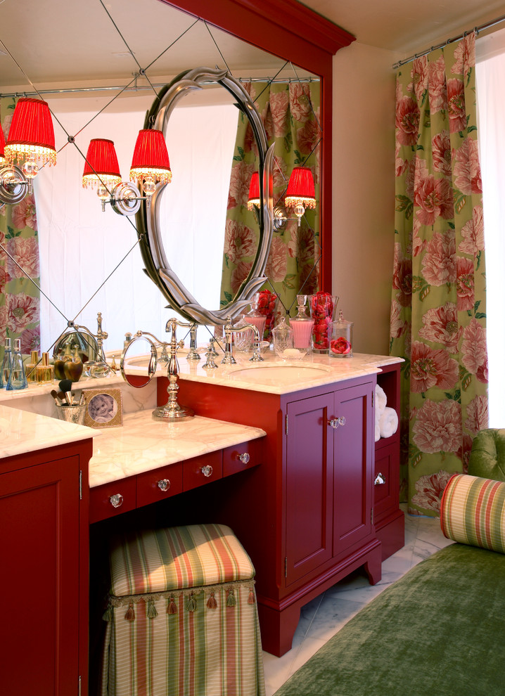 На фото: ванная комната среднего размера в стиле неоклассика (современная классика) с врезной раковиной, фасадами в стиле шейкер, красными фасадами и мраморной столешницей
