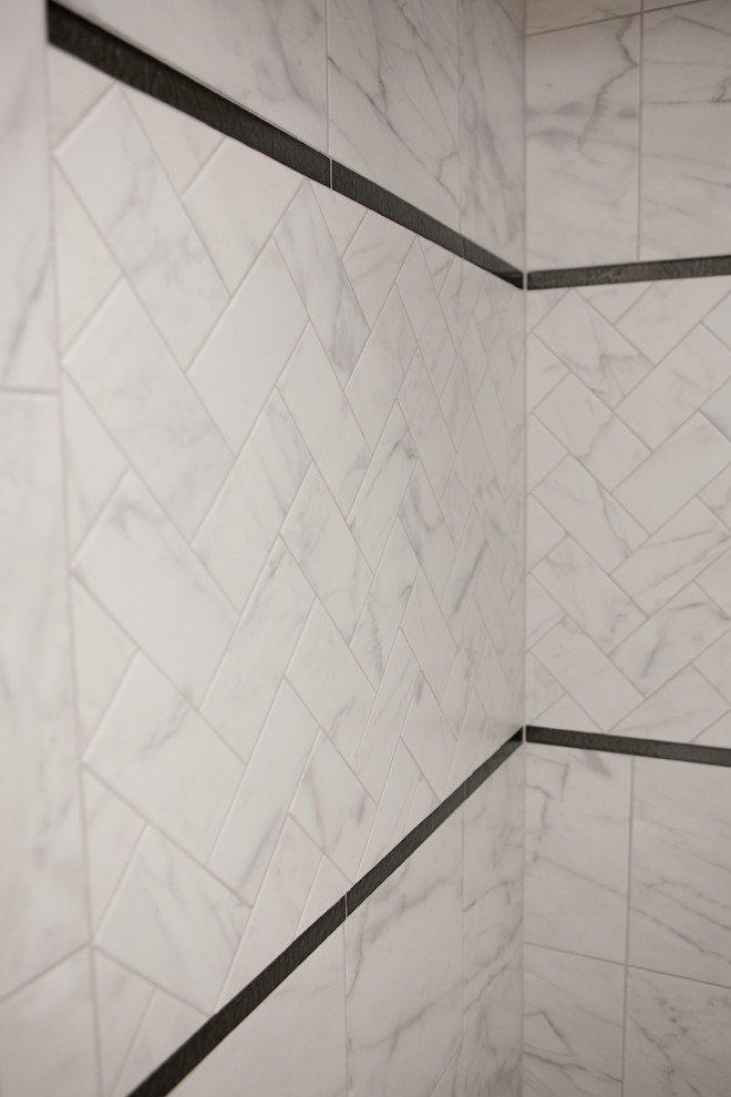 Immagine di una grande stanza da bagno moderna con doccia alcova, piastrelle bianche e piastrelle in ceramica