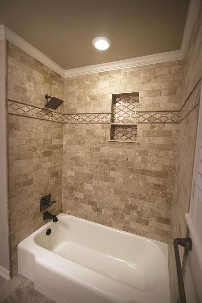 Inredning av ett klassiskt litet badrum, med en dusch/badkar-kombination, en toalettstol med hel cisternkåpa, beige kakel, porslinskakel, beige väggar, klinkergolv i porslin och ett undermonterad handfat