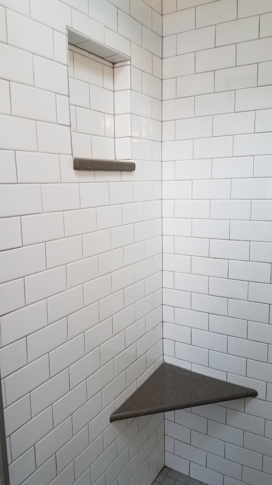 Inredning av ett klassiskt litet badrum, med möbel-liknande, vita skåp, en öppen dusch, vit kakel, tunnelbanekakel, blå väggar, vinylgolv, ett undermonterad handfat och bänkskiva i kvarts