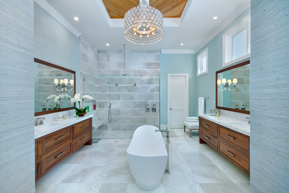 Exemple d'une salle de bain principale chic en bois brun avec un placard à porte shaker, une baignoire indépendante, une douche double, un carrelage beige, un mur bleu, un lavabo encastré, un sol beige et un plan de toilette blanc.