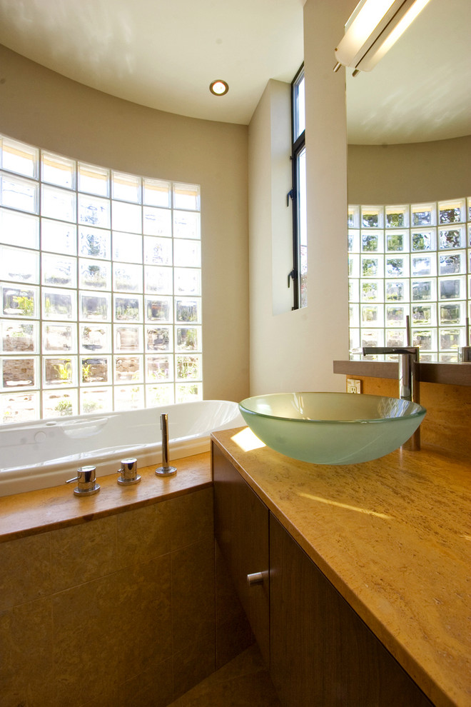 Idée de décoration pour une salle de bain design.