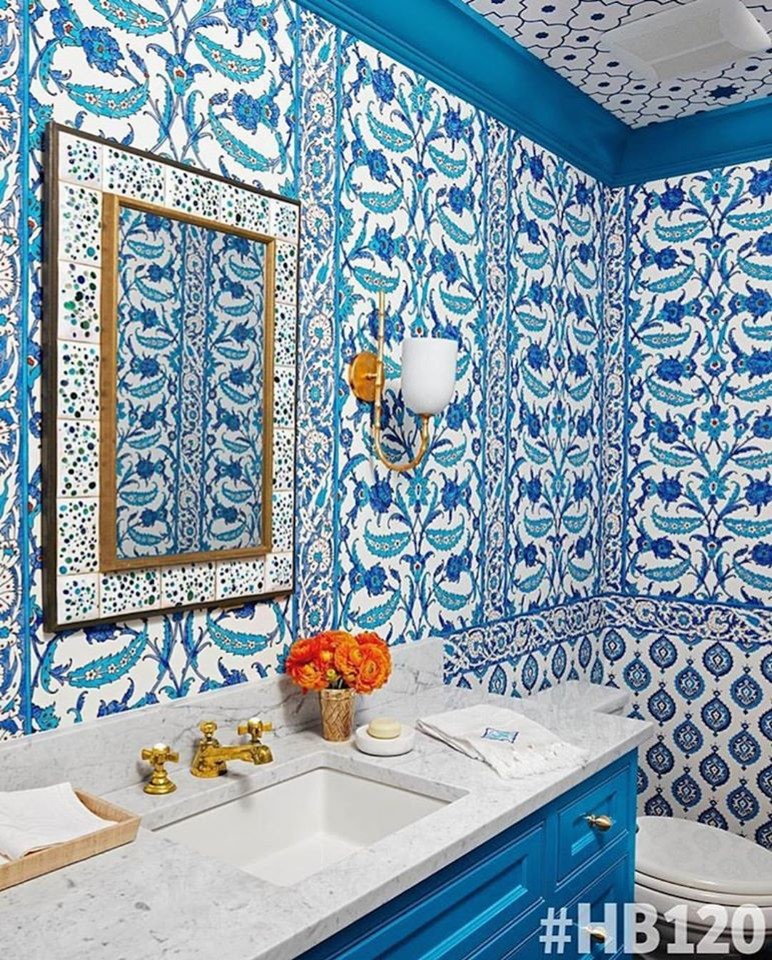 Idee per una stanza da bagno con doccia mediterranea di medie dimensioni con ante con riquadro incassato, ante blu, WC a due pezzi, piastrelle di cemento, pareti multicolore, lavabo sottopiano e top alla veneziana